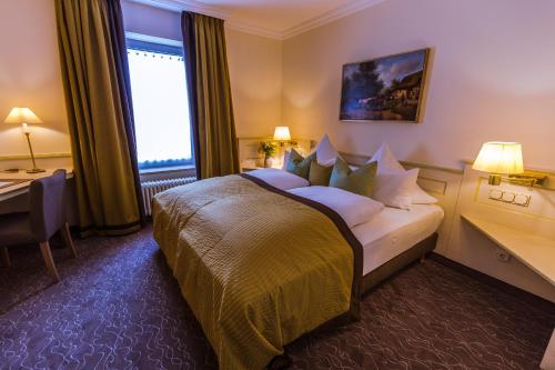 Llit o llits en una habitació de Hotel Kandler