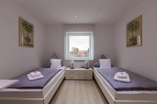 Katil atau katil-katil dalam bilik di Hotel Rühen, 24 Stunden Check in, kostenfreie Parkplätze