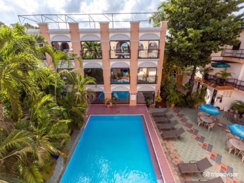 an overhead view of a swimming pool in front of a building at Hotel Doralba Inn in Mérida