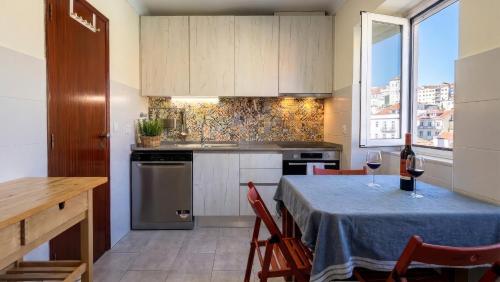 Cozy and Spacious apartment in Graça, Lisbon