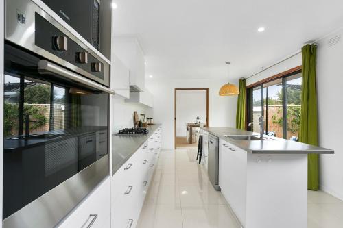 A cozinha ou cozinha compacta de Fairhills - beautifully styled