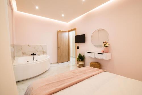 Almond Jacuzzi Suites - Private Indoor Jacuzzi - Self Check-In - Free & Easy Street Parking