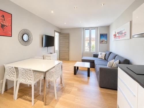 Stylish 2 Bed Apartment 1 Min to Palais & Beach