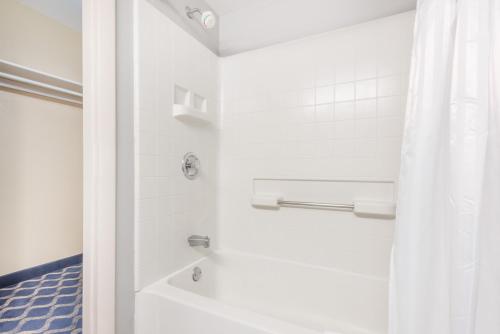 a bathroom with a shower curtain and a tub at Aderi Hotel Near Casino in Niantic