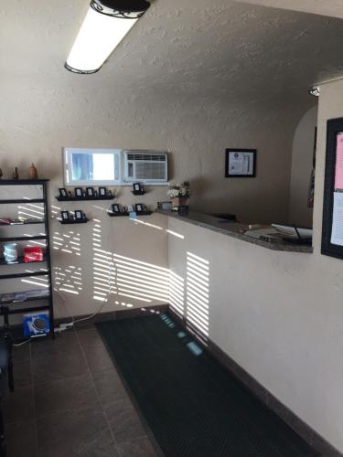 Shady Motel في Caliente: مطبخ مع منضدة بيضاء ونافذة