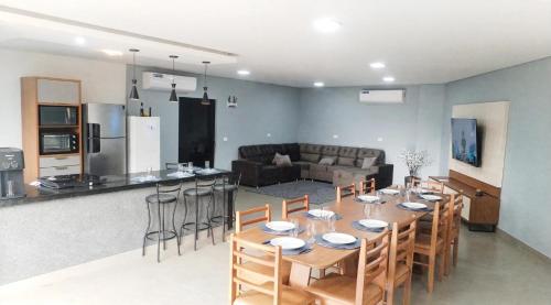 Casa Nova e Ampla para 14 Pessoas em Foz - 4 Quartos, 2 Suítes e Churrasqueira