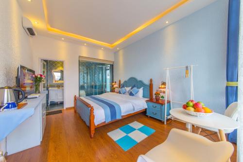 una camera da letto con un letto e un tavolo con una ciotola di frutta di Mengyuanju Boutique Inn a Dali