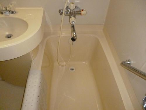 La salle de bains est pourvue d'une baignoire et d'un lavabo. dans l'établissement Sudomari Hotel Roman Tsutsuji, à Nikkō