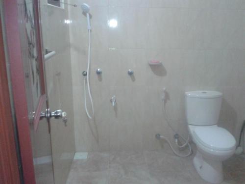 un bagno con doccia con WC e doccia in vetro di Villa 159 a Hikkaduwa