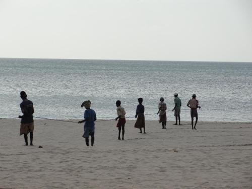 un grupo de personas de pie en la playa en Villa 159, en Hikkaduwa