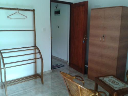 una habitación con un armario, una mesa y una silla en Villa 159, en Hikkaduwa