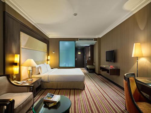 Giường trong phòng chung tại Silk Path Hanoi Hotel