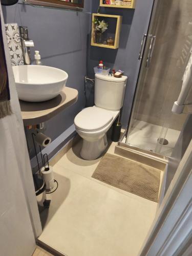 COSY and CHARMING in HISTORIC MONTMARTRE