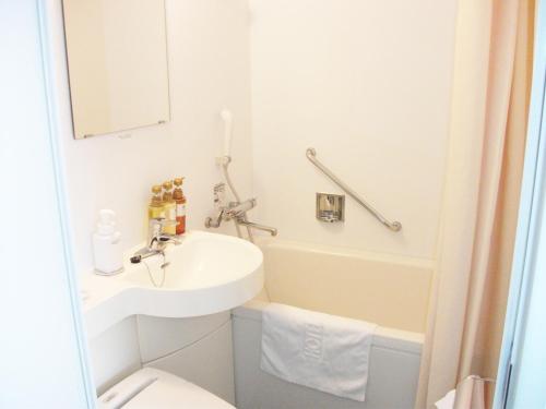HOTEL MYSTAYS Ochanomizu Conference Center في طوكيو: حمام مع حوض ومرحاض وحوض استحمام