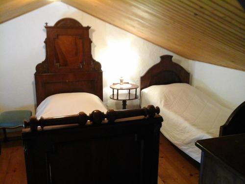 伊佐拉的住宿－Kmetija Medljan，一间卧室设有两张单人床和木制床头板。