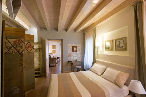 A bed or beds in a room at Locanda Ristorante da Umberto