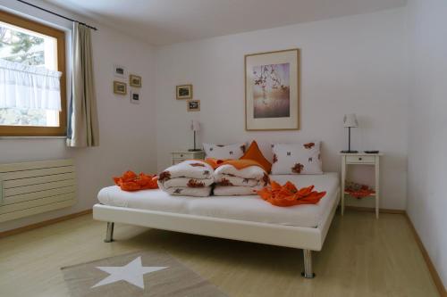 a bedroom with a bed with orange pillows on it at Apartment MEZPRA in Samnaun