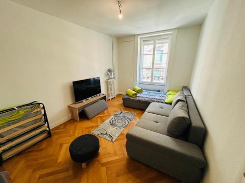 Living room, apartment, bedroom, excellent access