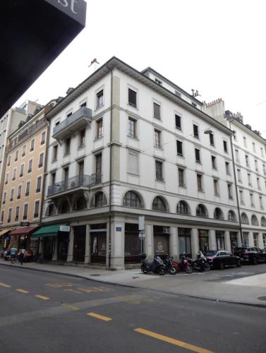 Living room, apartment, bedroom, excellent access
