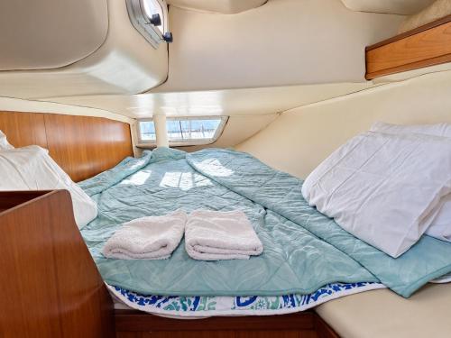 Sleep aboard a sailing boat in Lisbon