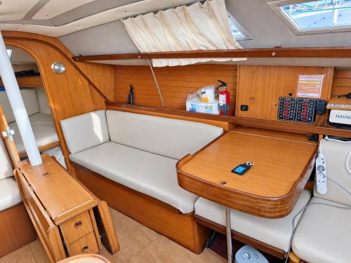 Sleep aboard a sailing boat in Lisbon