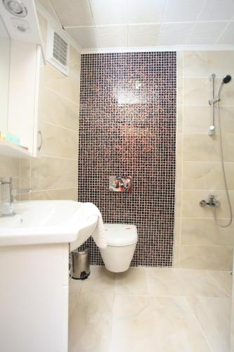 łazienka z toaletą, umywalką i prysznicem w obiekcie Turvan Hotel w Stambule