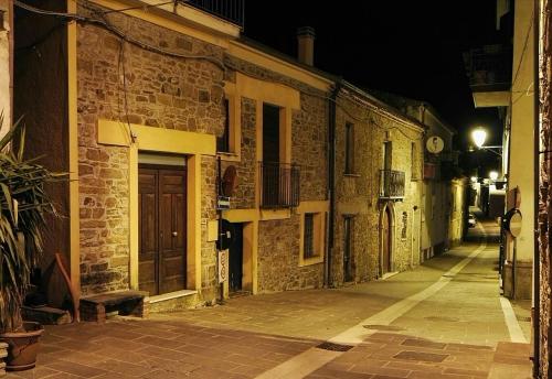 an empty street at night with a building at Appartamento Perito in Perito