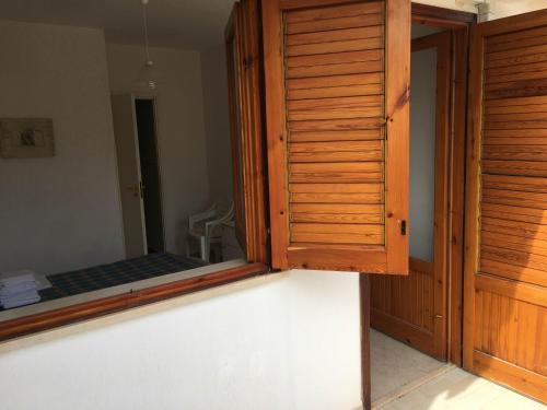 サン・ヴィート・ロ・カーポにあるFranco e Mimmaの木製のドアと鏡が備わる部屋