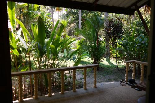 Taman di luar Lake View Bungalows