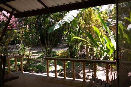 Taman di luar Lake View Bungalows