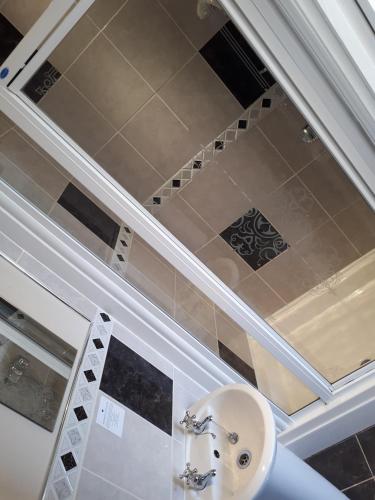 Bilik mandi di Anglesey Hotel