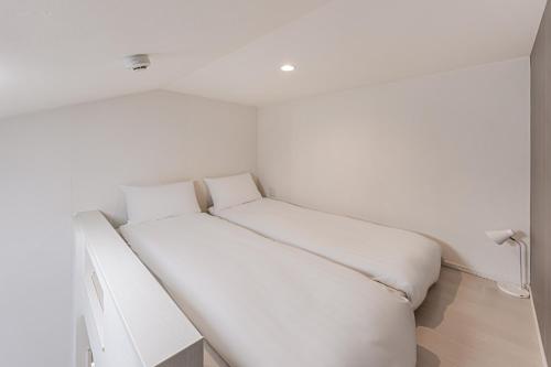 Cozy Loft in Quiet Area 10-min to Metro