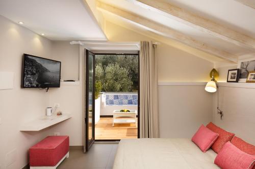 マッサ・ルブレンセにあるMelRose Relaisのベッドルーム1室(ベッド1台付)が備わります。パティオの景色を望めます。