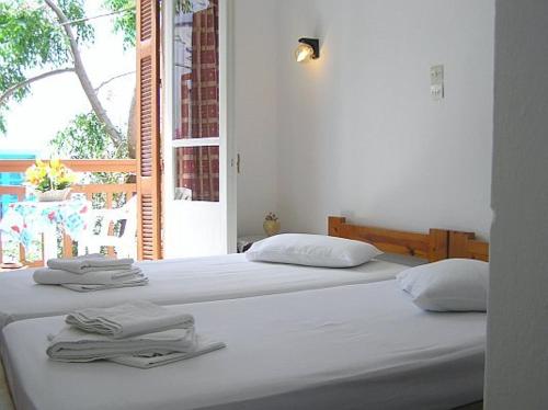 2 posti letto in camera con asciugamani di Hotel Maroulis a Naxos Chora