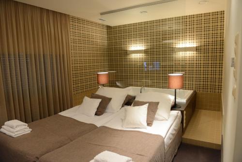 Llit o llits en una habitació de Hotel Wawrzyniak