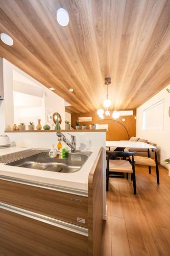 Convenient access to Haneda Airport, 15 mins to Haneda Airport, 7 mins walk from Keikyu Kamata Station, For up to 8 people