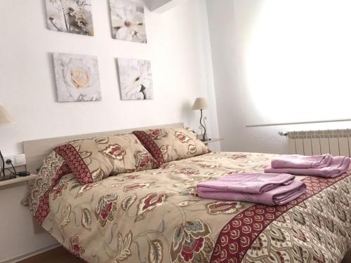 a bed with two pillows on it in a bedroom at Del Marqués in Las Navas del Marqués