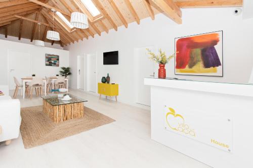 a living room with a table and a couch at Villa Maça Guest House in Sintra