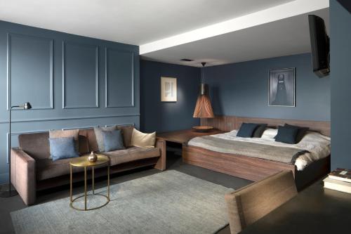 una camera con letto e divano di COMMUNE suites ad Amsterdam