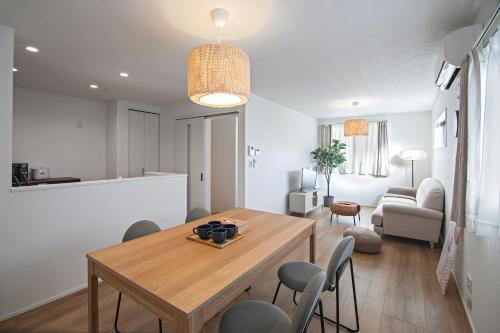 New! Spacious 3-Story Home! 旅タイム-岸里夏也 4ベッドルーム 10名宿泊可 桜通りすぐ 駐車場あり