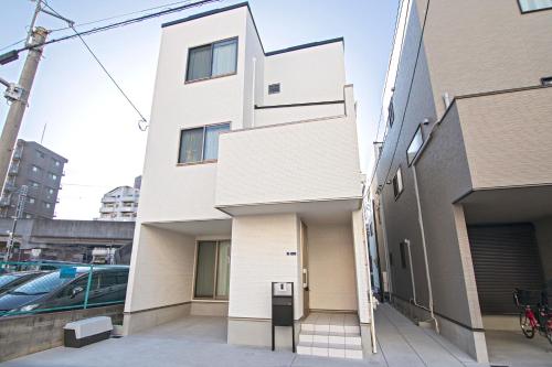 New! Spacious 3-Story Home! 旅タイム-岸里夏也 4ベッドルーム 10名宿泊可 桜通りすぐ 駐車場あり