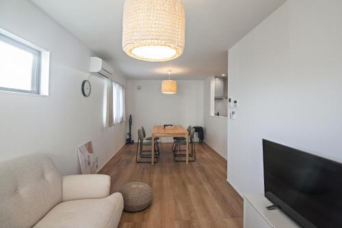 New! Spacious 3-Story Home! 旅タイム-岸里夏也 4ベッドルーム 10名宿泊可 桜通りすぐ 駐車場あり