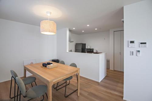 New! Spacious 3-Story Home! 旅タイム-岸里夏也 4ベッドルーム 10名宿泊可 桜通りすぐ 駐車場あり