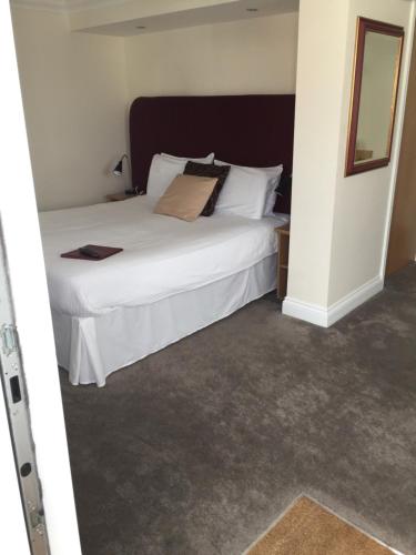 A bed or beds in a room at Granby Hotel 