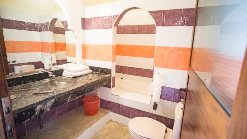 a bathroom with a sink and a toilet at Hotel Kasbah Asmaa in Midelt