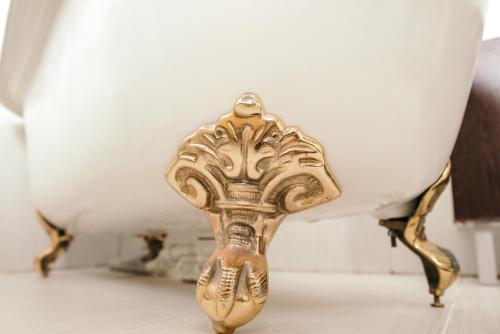 a gold elephant vase sitting on the floor at Merchants House Hotel in Tallinn