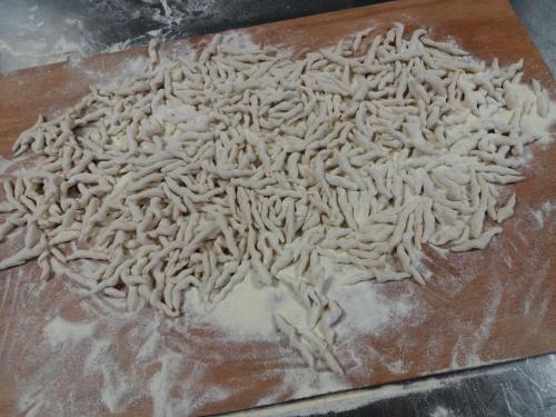 a pile of noodles on a cutting board at I Gelsi e i Castagni in Polverara