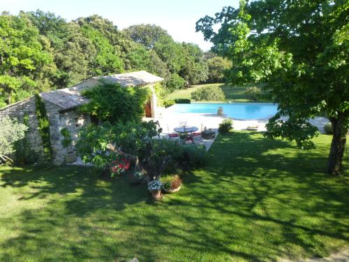 une image d'une cour avec une piscine dans l'établissement Luc et Corine, à Saint-Restitut
