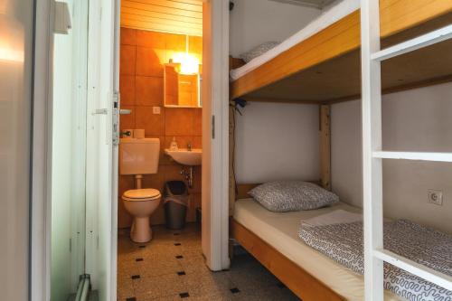 Vannas istaba naktsmītnē Hostel 24