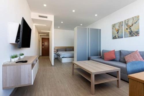 Seaview Apartment with WiFi Steps to Beach